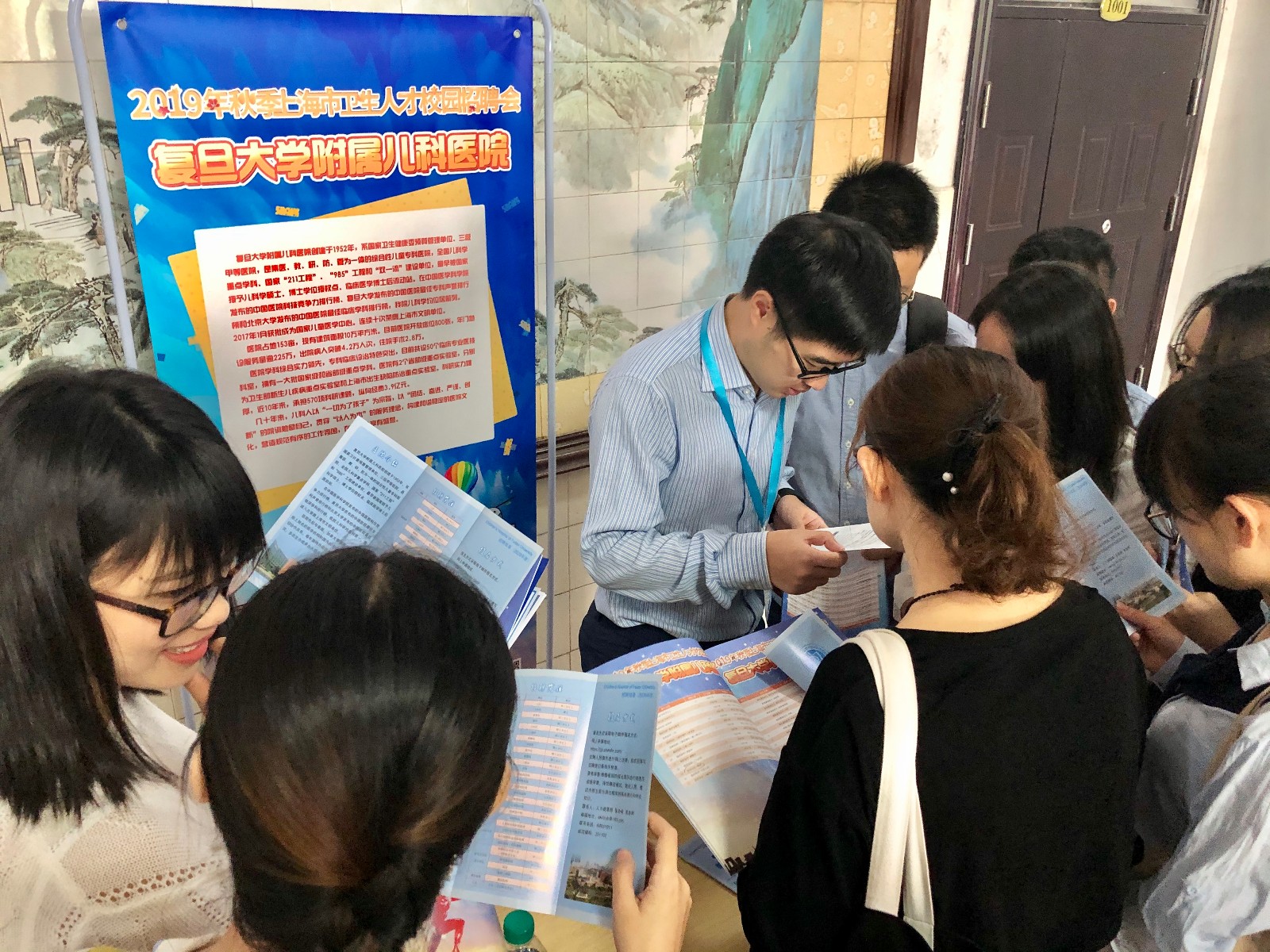 6、南昌大学江西医学院招聘现场2.jpg